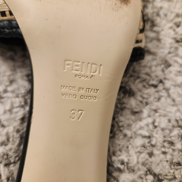Fendi sandals with a block heel. - Picture 7 of 10